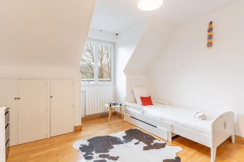 Bed, Photo of the whole room, Bedroom, towels