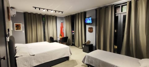 Bed, TV and multimedia, Photo of the whole room, Bedroom