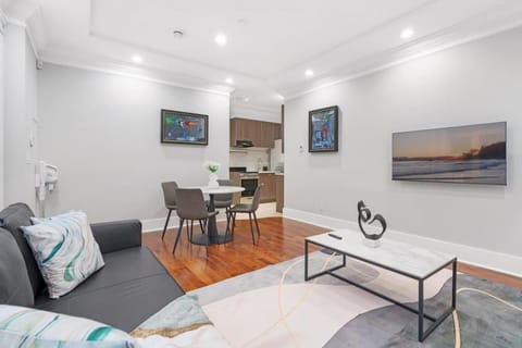 TV and multimedia, Kitchen or kitchenette, Living room, Seating area, Dining area