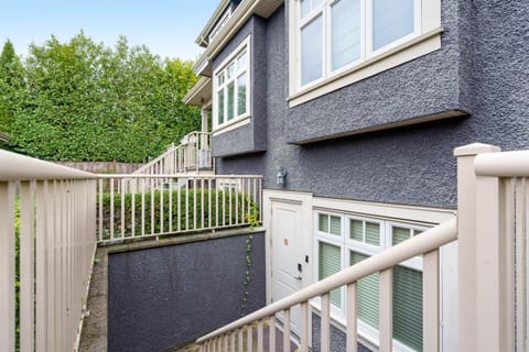 Property building, Facade/entrance, Balcony/Terrace