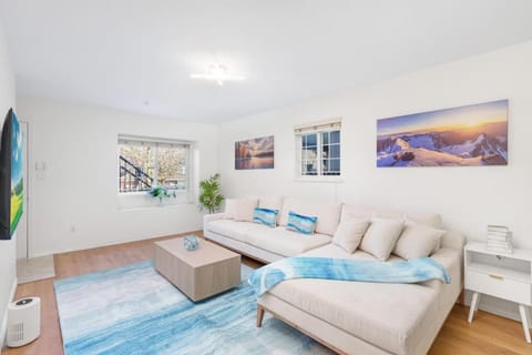 TV and multimedia, Living room, Seating area, Evening entertainment