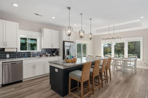 Kitchen or kitchenette, Dining area, dishwasher, minibar, oven, pet friendly, stove, toaster