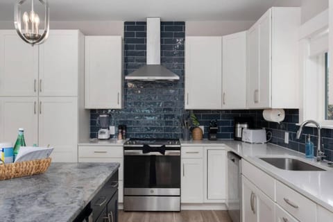 Coffee/tea facilities, Kitchen or kitchenette, dishwasher, minibar, oven, pet friendly, stove, toaster