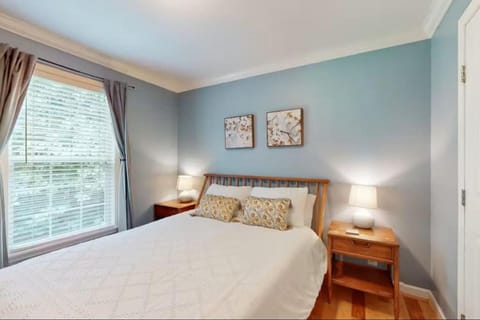 Brownstone Hideaway - Near Downtown Asheville and Blue Ridge Parkway! House in Asheville