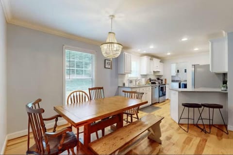 Brownstone Hideaway - Near Downtown Asheville and Blue Ridge Parkway! House in Asheville