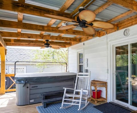 Quaint Cottage in heart of LYH - POOL with HOT TUB! House in Lynchburg