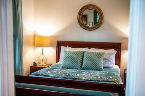 Quaint Cottage in heart of LYH - POOL with HOT TUB! House in Lynchburg