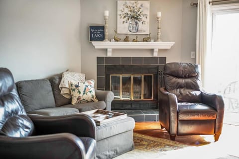 Harbor Ridge - Lakefront Retreat, Great Views, Pool and Dock Access! Apartment in Smith Mountain Lake