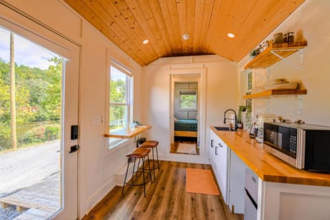 River Rest - Hiking, Fishing, Rafting, and 20 to Smoky Mountains! Apartment in Swain County