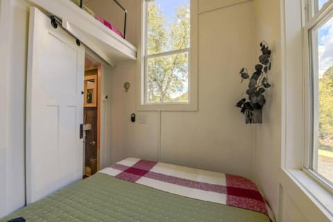 The Florio - Tiny Home, River, Hiking, and Rafting! Apartment in Dillsboro