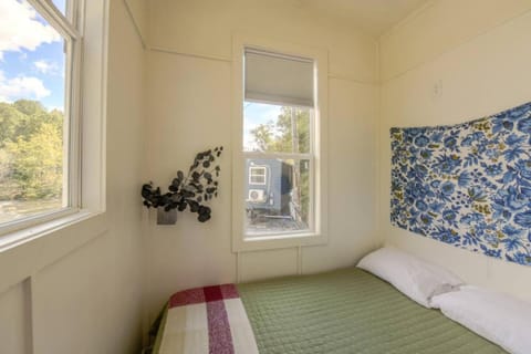 The Florio - Tiny Home, River, Hiking, and Rafting! Apartment in Dillsboro