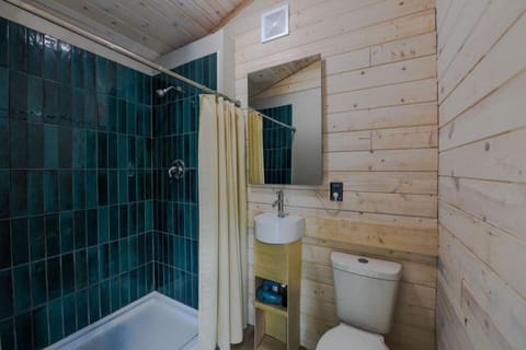 Kimble - Riverfront, Hiking, Fishing, 20 min to Smoky Mountains! Apartment in Dillsboro