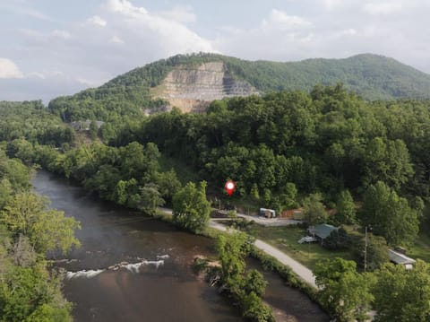 Kimble - Riverfront, Hiking, Fishing, 20 min to Smoky Mountains! Apartment in Dillsboro