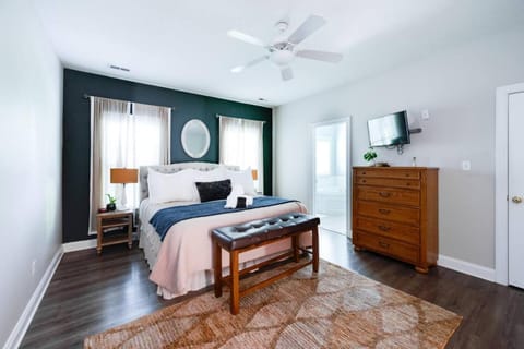 The Wyndsong - Cozy Patio, Fire Pit and Work Space! House in Lynchburg