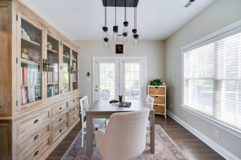 The Wyndsong - Cozy Patio, Fire Pit and Work Space! House in Lynchburg