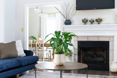 The Wyndsong - Cozy Patio, Fire Pit and Work Space! House in Lynchburg