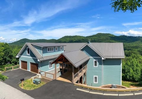 Nine Peaks - Mountain Retreat, Balcony, Hot Tub, and Grill! House in Asheville