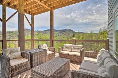 Nine Peaks - Mountain Retreat, Balcony, Hot Tub, and Grill! House in Asheville