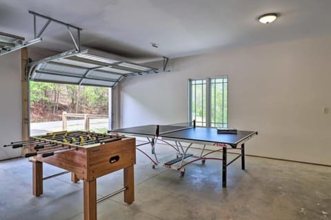 Nine Peaks - Mountain Retreat, Balcony, Hot Tub, and Grill! House in Asheville