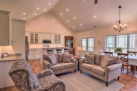 Nine Peaks - Mountain Retreat, Balcony, Hot Tub, and Grill! House in Asheville