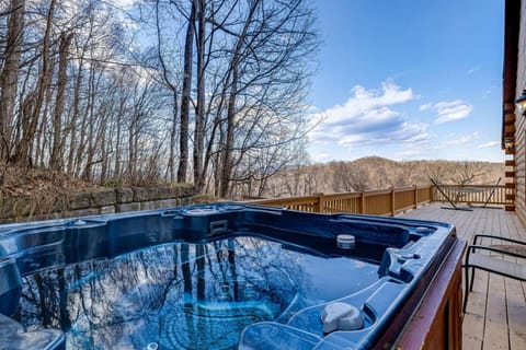 Luck's Lockout - Mountain Retreat, Balcony, Hot Tub, and Grill House in Buncombe County