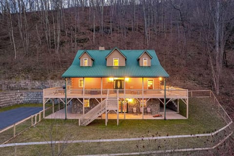 Luck's Lockout - Mountain Retreat, Balcony, Hot Tub, and Grill House in Buncombe County