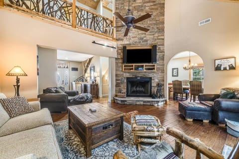 Luck's Lockout - Mountain Retreat, Balcony, Hot Tub, and Grill House in Buncombe County