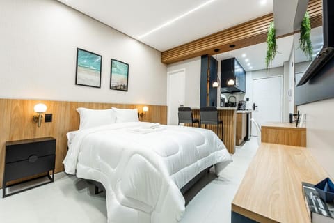 Bed, TV and multimedia, Kitchen or kitchenette, Photo of the whole room, Dining area, towels