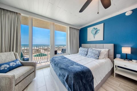 Bed, View (from property/room), Balcony/Terrace, Living room, Seating area, Bedroom