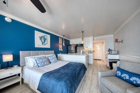 Bed, Kitchen or kitchenette, Seating area, Dining area, Bedroom