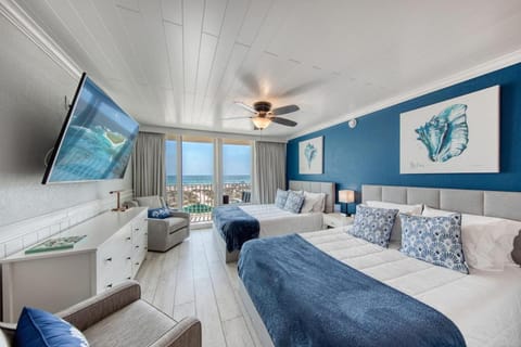 Bed, TV and multimedia, Living room, Seating area, Bedroom