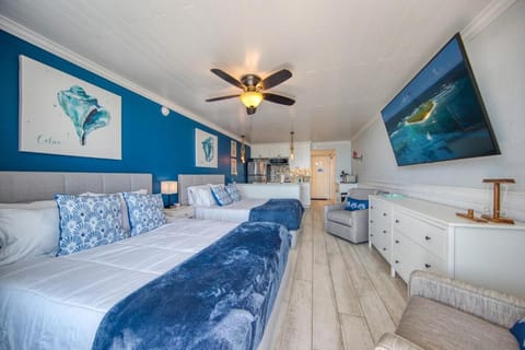 Bed, TV and multimedia, Living room, Seating area, Bedroom