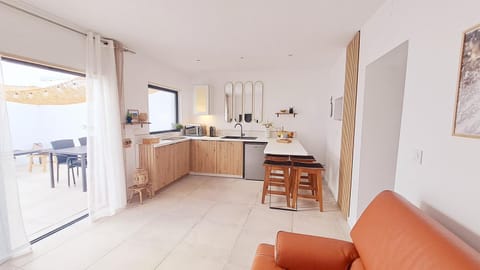 Kitchen or kitchenette, Living room