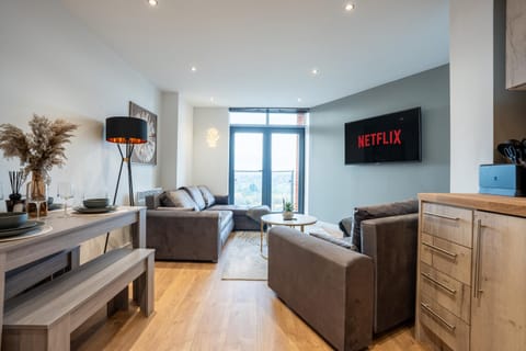 Leeds City Stay on the River - Sleeps 10 - Central Apartment in Leeds
