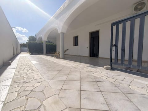 Facade/entrance, Day, Garden, Other, Animals, Family