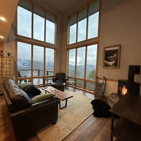 Watia View, Smoky Mountain Views, Hot Tub, Modern Design House in Bryson City