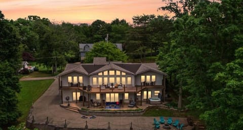 Grande Villa Lake Cumberland View Hot Tub Game Room 389 House in Lake Cumberland