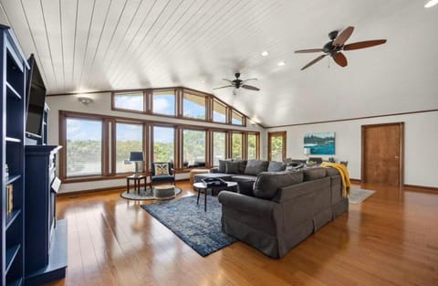 Grande Villa Lake Cumberland View Hot Tub Game Room 389 House in Lake Cumberland