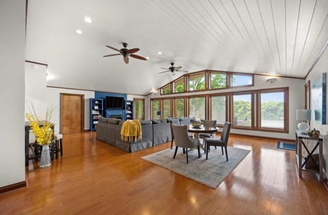 Grande Villa Lake Cumberland View Hot Tub Game Room 389 House in Lake Cumberland