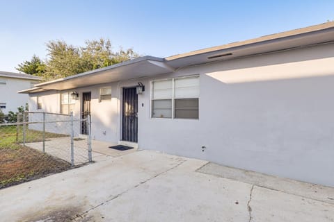 3 Mi to Port Everglades Modern Getaway with Yard Apartment in Dania Beach