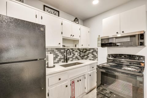 3 Mi to Port Everglades Modern Getaway with Yard Apartment in Dania Beach