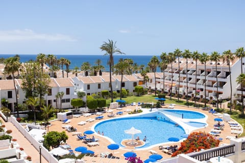 Swimming pool, sunbed