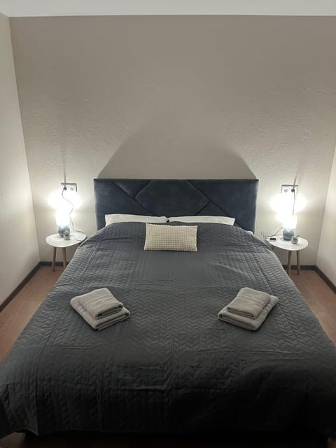 Bed, towels
