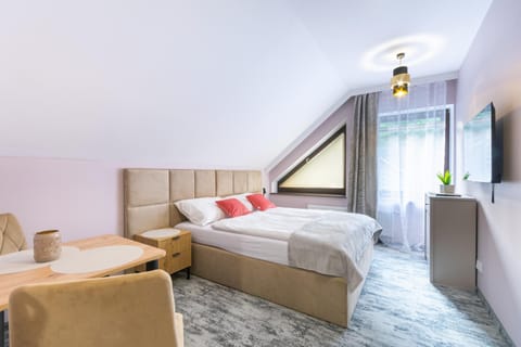 Bed, TV and multimedia, Photo of the whole room