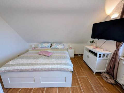 Bed, TV and multimedia, Photo of the whole room, Bedroom