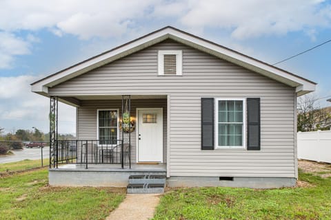 1 Mi to Lake Hamilton! Newly Remodeled Family Home House in Lake Hamilton