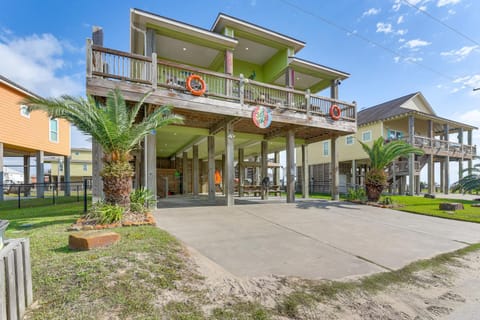 Steps to Gulf Coast shores! Just Beachy Retreat House in Bolivar Peninsula