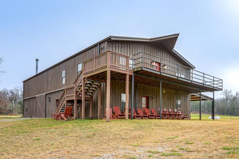 4,800-Sq-Ft Cabin with Creek Access in Caulfield Cabin in Norfork Lake