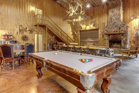 4,800-Sq-Ft Cabin with Creek Access in Caulfield Cabin in Norfork Lake