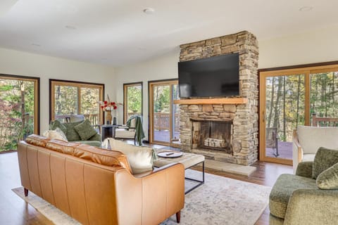 Trails, Wine and Events! Cuyahoga Falls Retreat House in Cuyahoga Falls